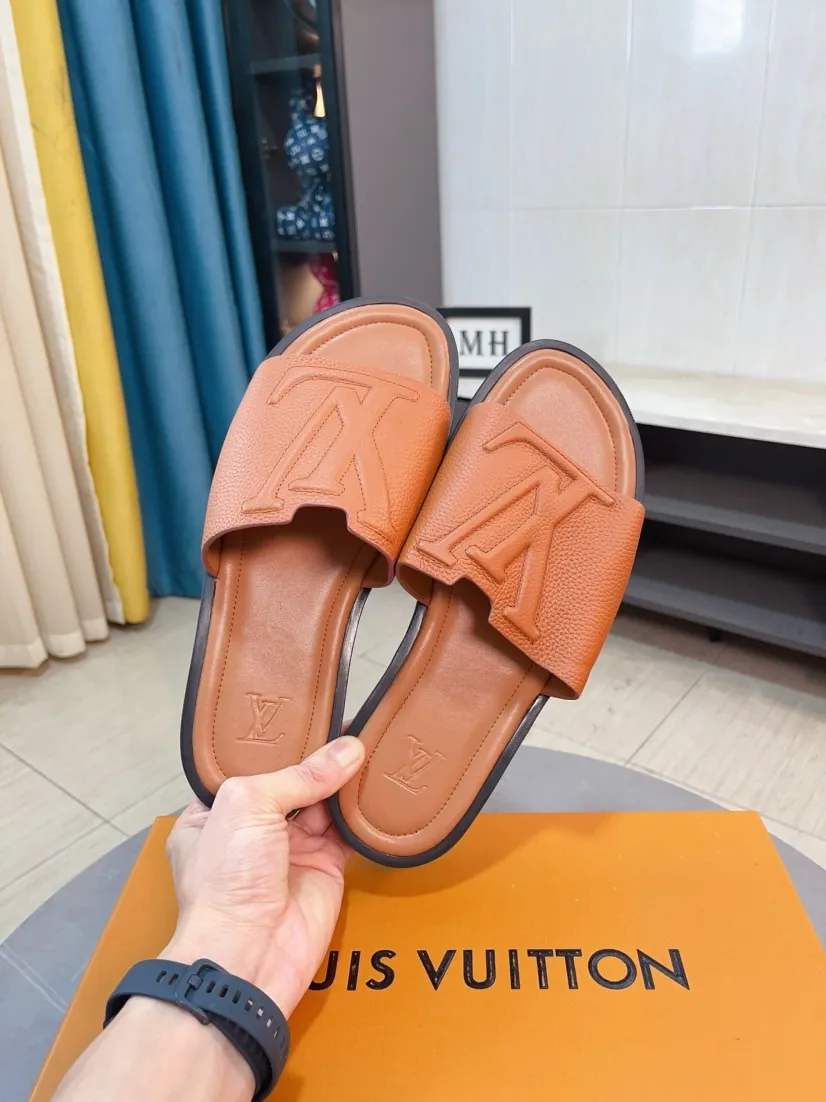 Men's shoes 💰340🌸🌸LV medium men's spring and summer slippers counter synchronization. The uppers are imported cowhide fabrics from Italy, logo graphics and high-quality craftsmanship. Soles: original soles specially provided by the original factory. Exclusive molded soles are super comfortable. Original factory single goods. 🔍🔍High quality. You can enter and exit the counter at will. Welcome to compare. Size 38-45